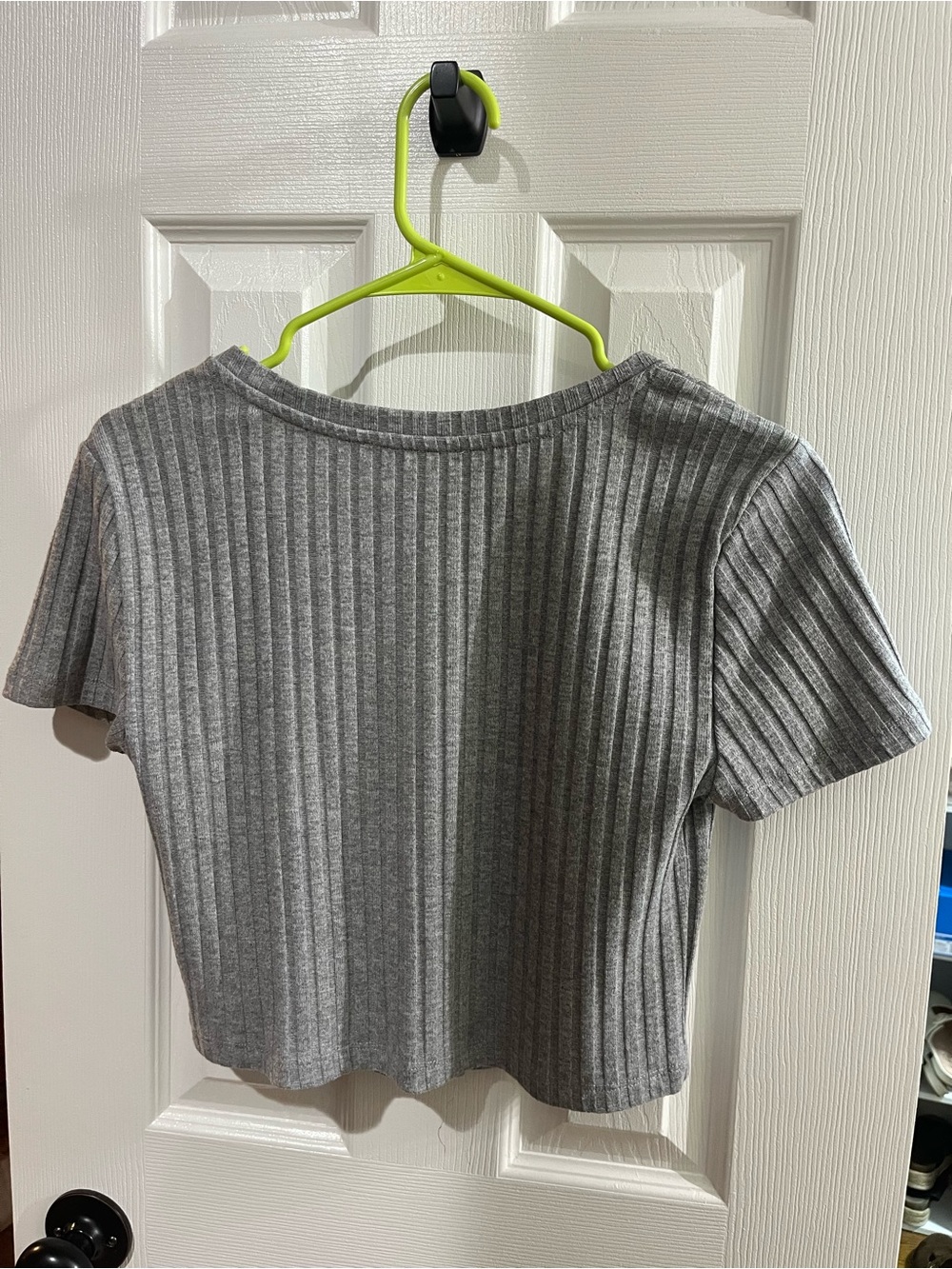 SO Gray Ribbed V-Neck Button Crop Top - Picture 3 of 4